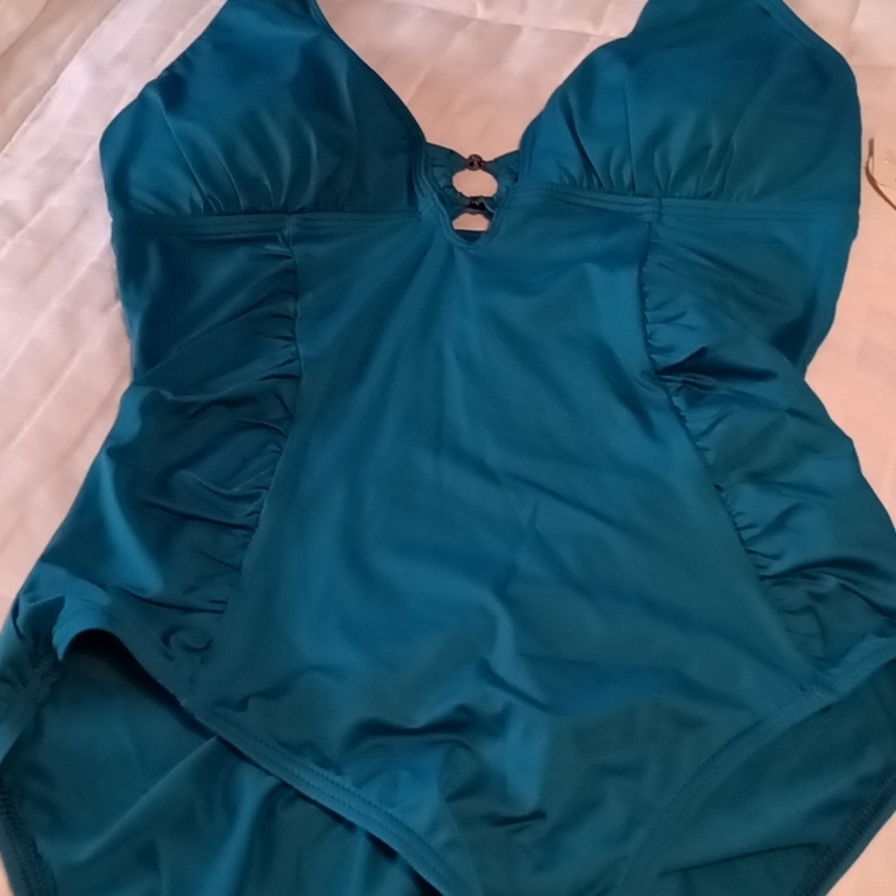 #8❤️ New Tommy Bahama V Neck Halter cup 1 piece bathing suit Tummy control